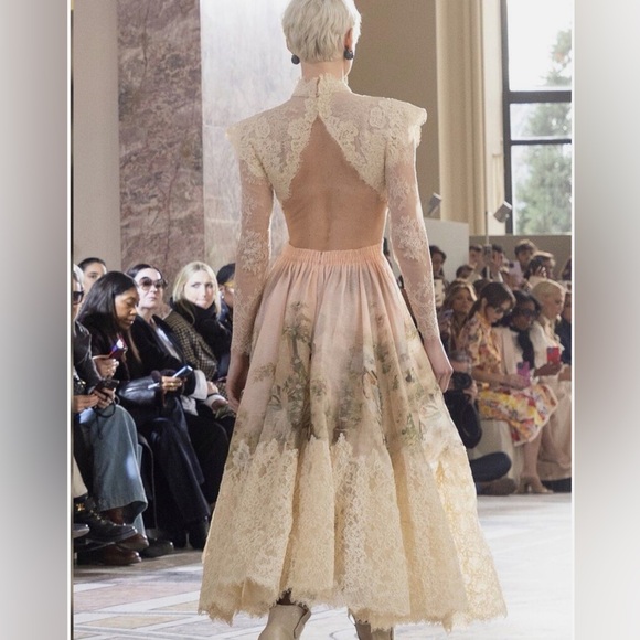 🌸AVAILABLE FOR HIRE🌸 Runway Luminosity Lyrical Corded Lace Gown - Picture 11 of 16